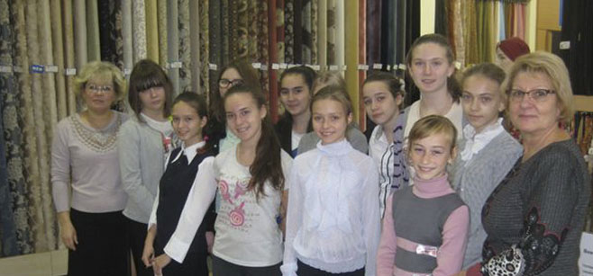 Экскурсия для школьниц в магазине «Монолит-Щербинка»